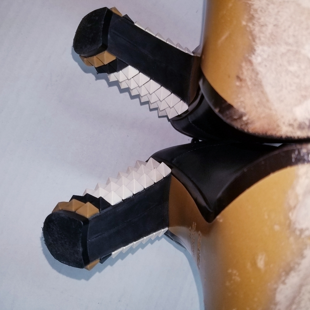 🌸 Fendi | Leather Ankle Boots with Spiked Heel Design, size 40‎ - Picture 11 of 16